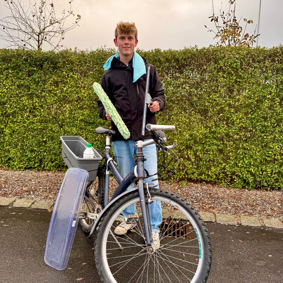 IMG_3959-min (1) Silas vinduespudser står foran cykel med vinduespudsergrej i spand